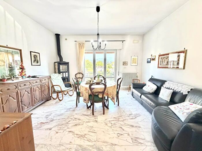 Appartamento con 10 locali in vendita in Via Farnia, Pistoia