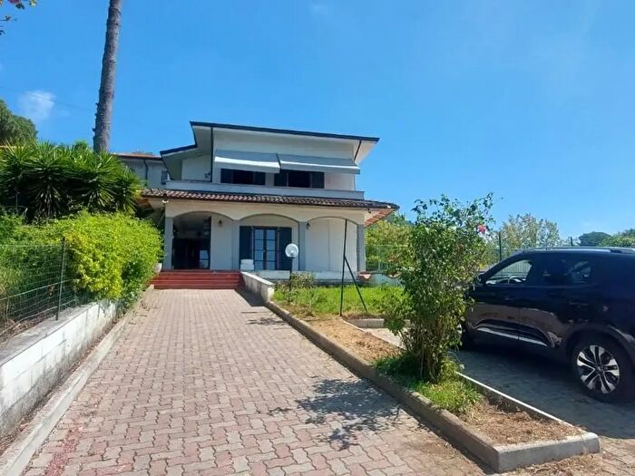 Casa con 8 locali in vendita in Carrara