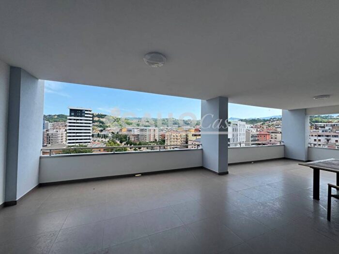 Appartamento trilocale in affitto in Viale Giacomo Mancini, Mancini, Cosenza