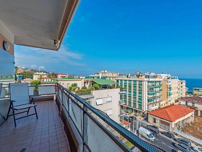 Appartamento con 6 locali in vendita in Strada Vallarino, Sanremo