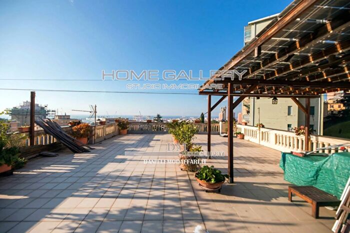 Appartamento con 6 locali in vendita in Corso Ferdinando Magellano, Genova