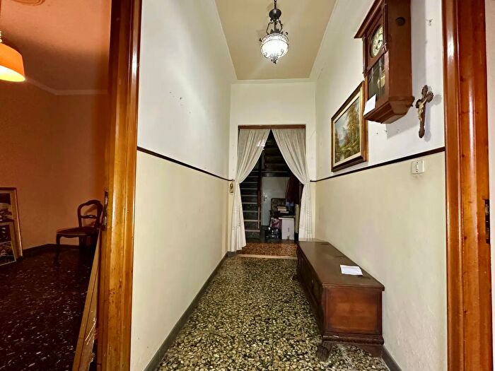 Casa con 8 locali in vendita in Lucca