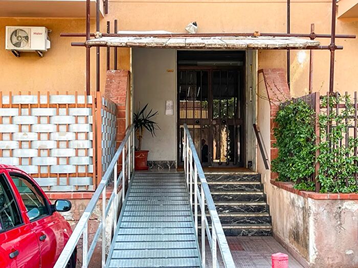 Appartamento con 7 locali in vendita in Via Casalini, Palermo