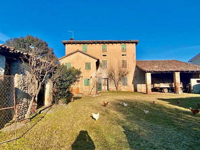 Casa quadrilocale in vendita in Vicolo della Luna, Montebelluna