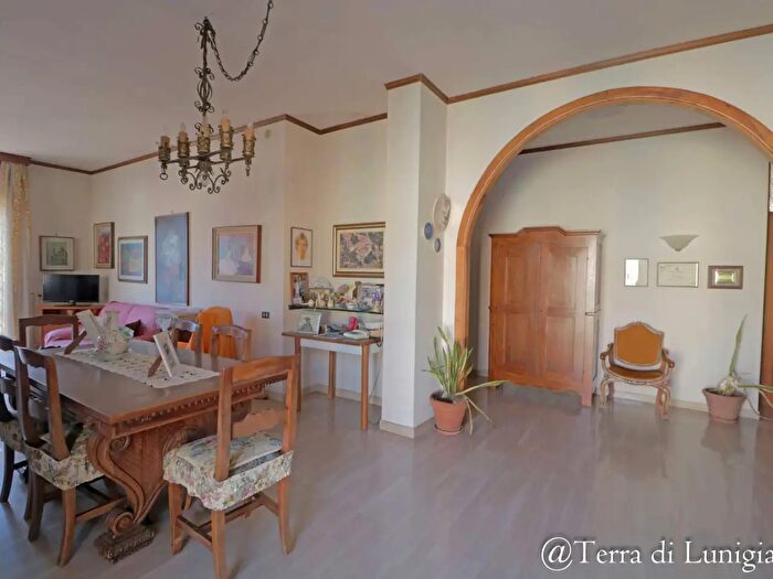 Appartamento con 8 locali in vendita in Via Lunigiana, Pontremoli
