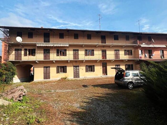 Casa con 6 locali in vendita in Via Roma, Banchette