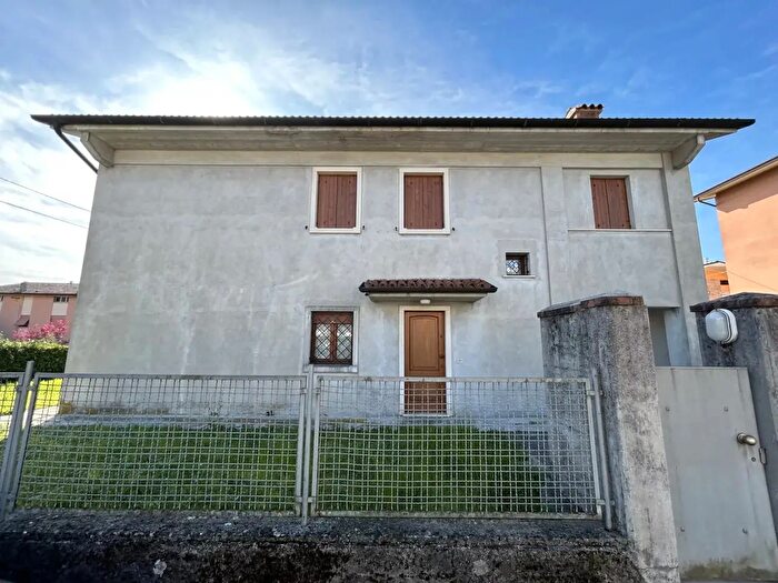 Casa con 12 locali in vendita in Vittorio Veneto