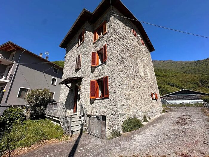 Appartamento trilocale in vendita in Via Merlina, Ardenno