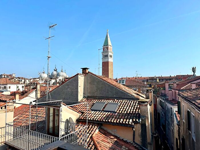 Appartamento trilocale in vendita in Calle dei Fabbri, Venezia