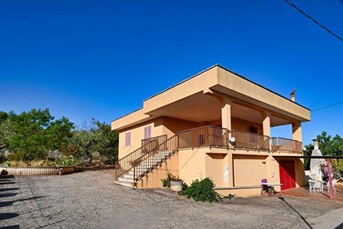 Casa con 6 locali in vendita in Strada Comunale Corcione, Putignano