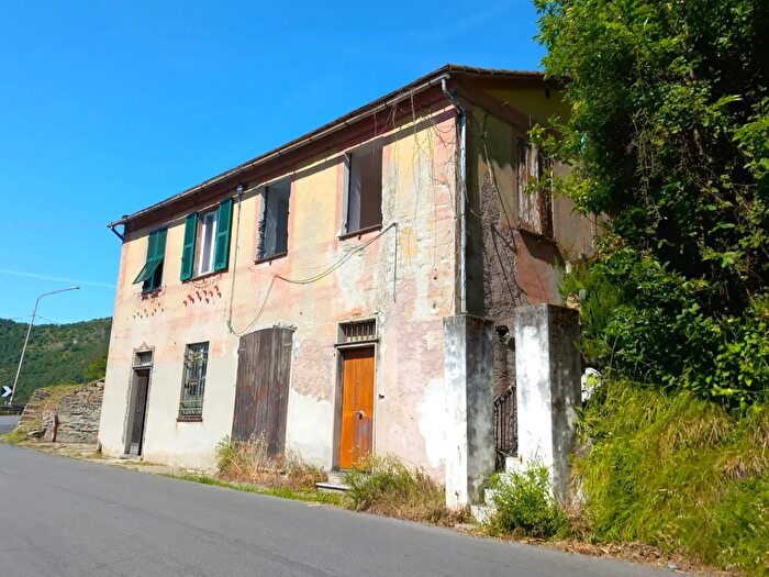 Casa con 6 locali in vendita in Uscio