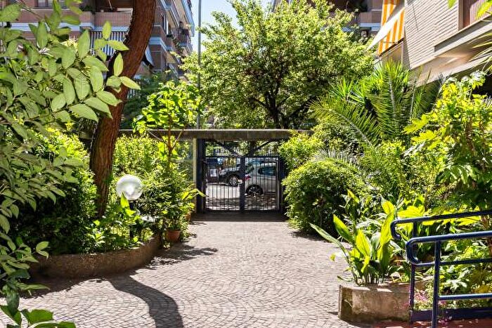 Appartamento trilocale in vendita in Via Corrado del Greco, Roma