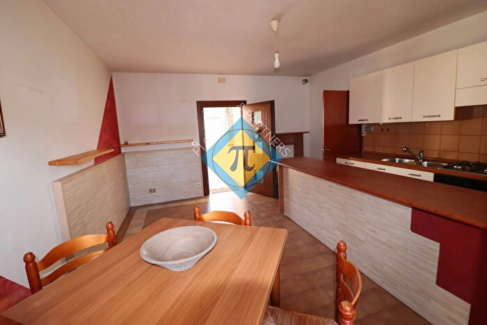 Appartamento con 5 locali in vendita in Via Montello, Caneva