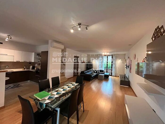 Casa con 6 locali in affitto in Via Tonini, Modena