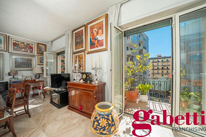 Appartamento con 5 locali in vendita in Via Rodolfo Falvo, Napoli