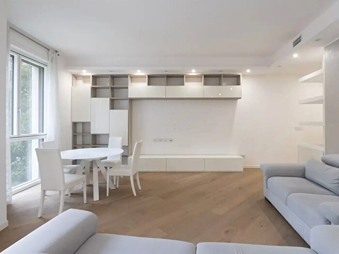 Appartamento quadrilocale in vendita in Via Parini, Monza