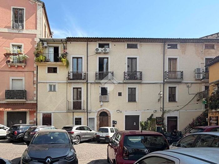Appartamento trilocale in affitto in Via Rivocati, Centro Storico, Cosenza