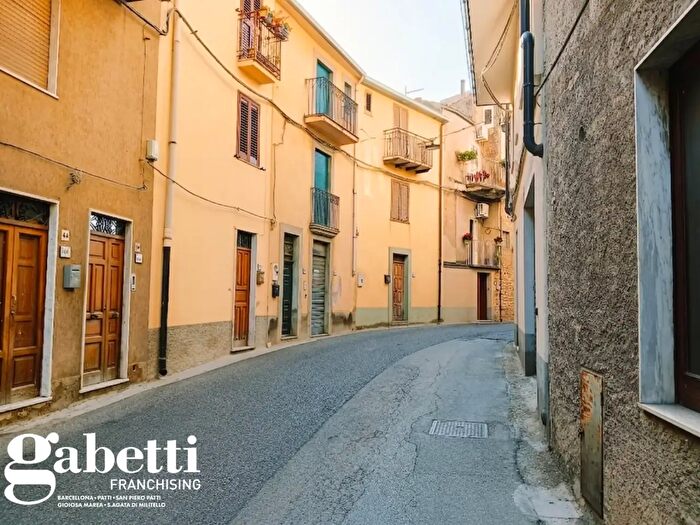 Casa quadrilocale in vendita in Via IV Novembre, Ficarra