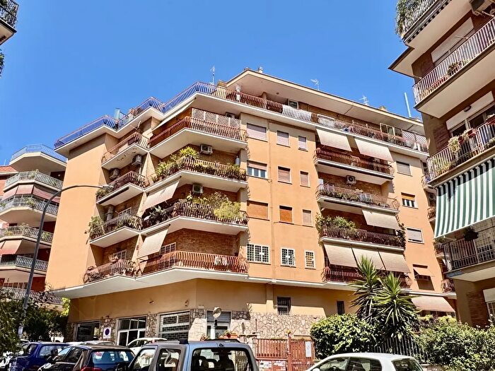 Appartamento con 5 locali in vendita in Via Adolfo Albertazzi, Roma