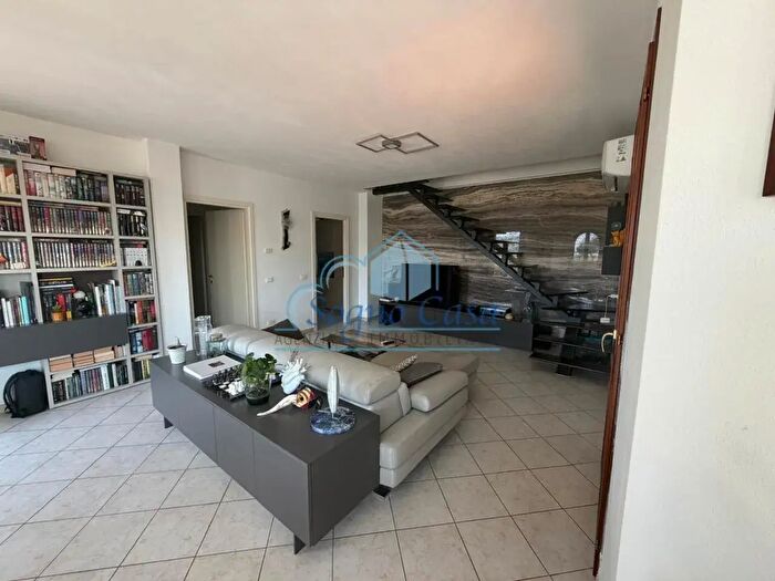 Casa quadrilocale in vendita in Luni