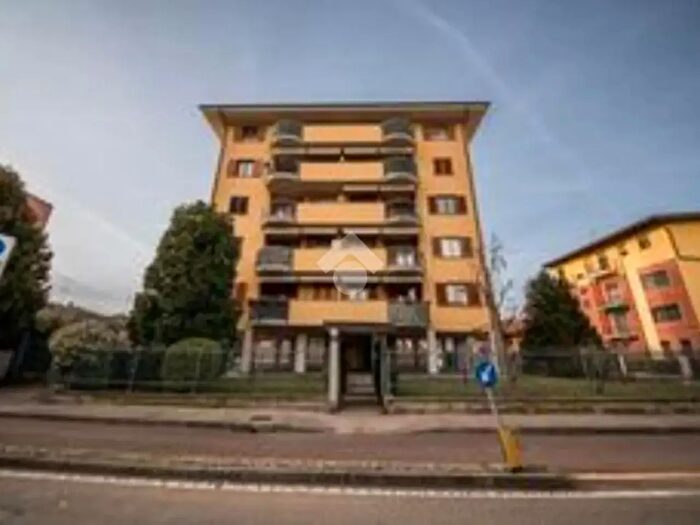 Appartamento trilocale in vendita in Via Monte Grappa, Cesano Boscone