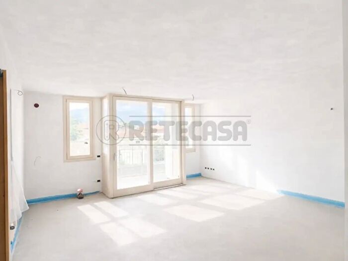 Appartamento con 5 locali in vendita in Via Luigi dalla Via, Schio