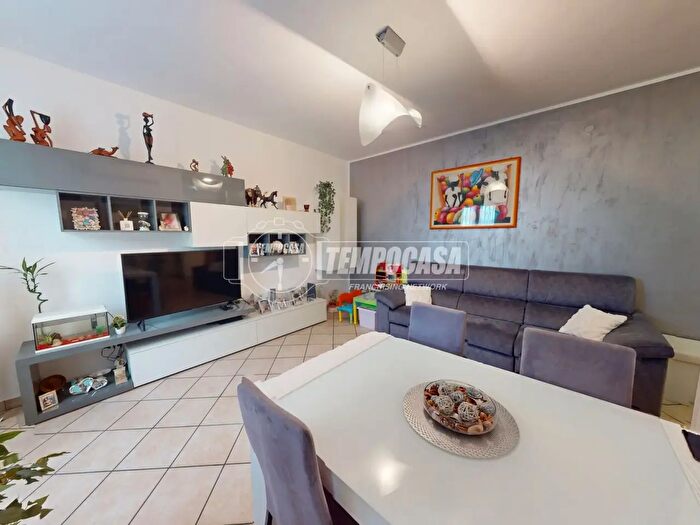 Appartamento trilocale in vendita in Via Val di Bondo, Milano