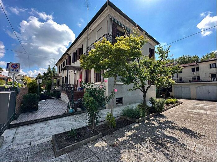 Casa con 6 locali in affitto in via rizzardi, Marghera Catene, Venezia