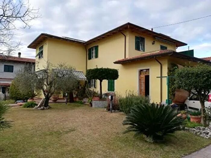Casa con 5 locali in vendita in Luni