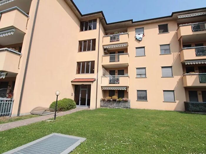 Appartamento trilocale in vendita in Via Vimercate, Ornago