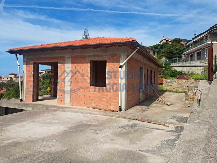 Casa quadrilocale in vendita in Corso Marconi, Ospedaletti