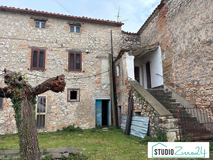 Casa con 10 locali in vendita in Guardea