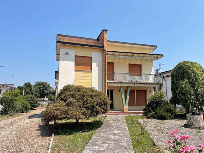 Casa con 8 locali in vendita in Mortara