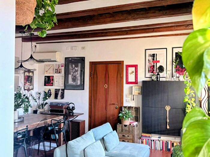 Appartamento trilocale in affitto in Via Abramo Massalongo, Centro Storico, Verona