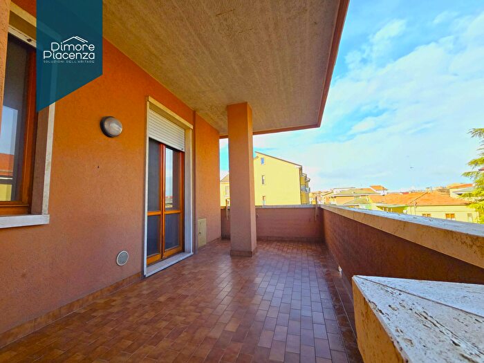 Appartamento quadrilocale in vendita in Via Arata, Piacenza