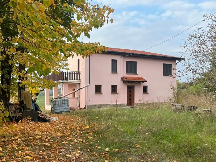 Casa con 6 locali in vendita in Strada Comunale Cortiglione, Robella