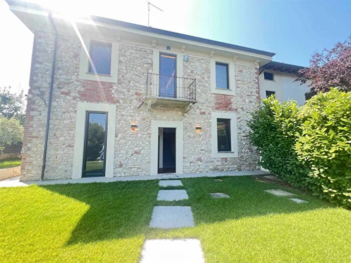 Casa con 9 locali in vendita in Gazzola