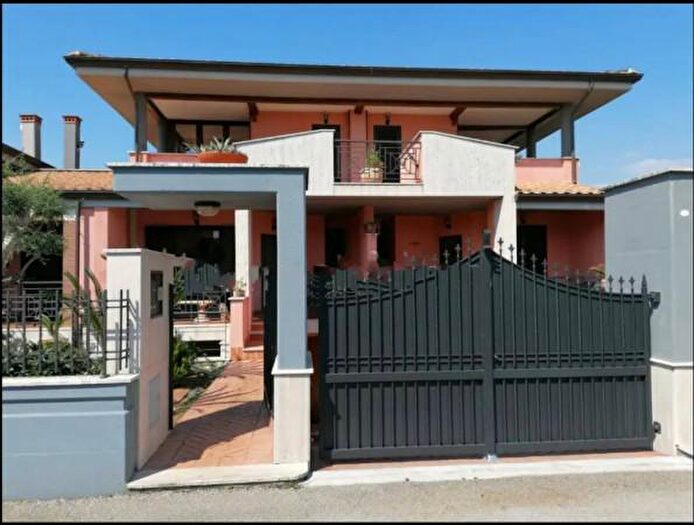 Casa con 5 locali in vendita in Strada Foce Verde, Latina