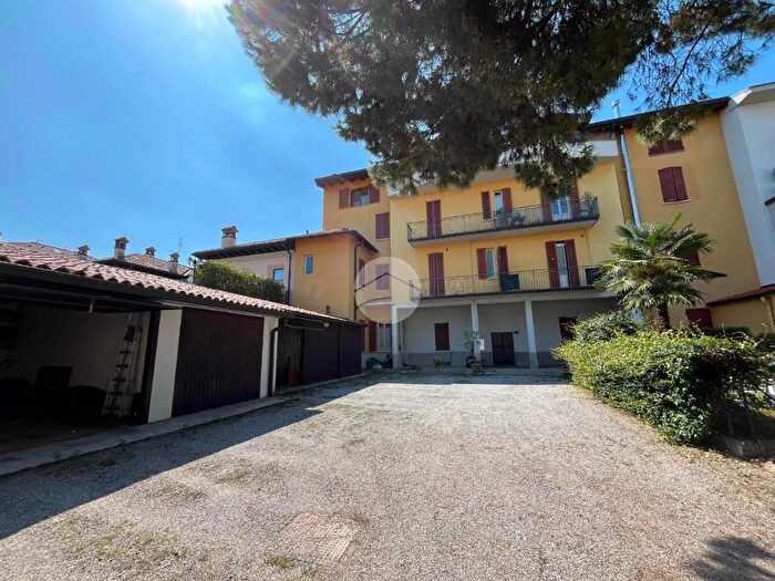 Appartamento trilocale in vendita in Via Giacomo Matteotti, Carate Brianza