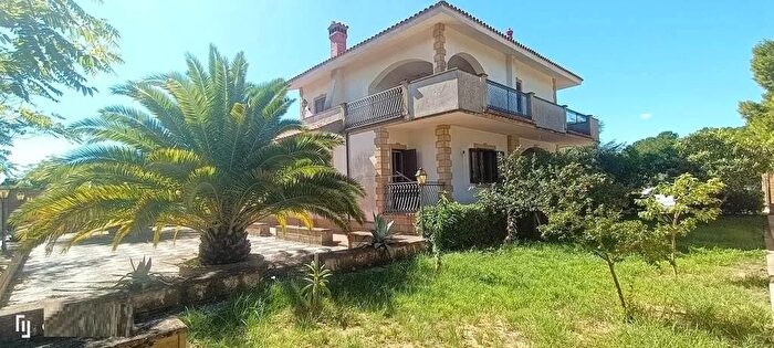 Casa con 10 locali in vendita in Via Luigi Russo, Caltanissetta