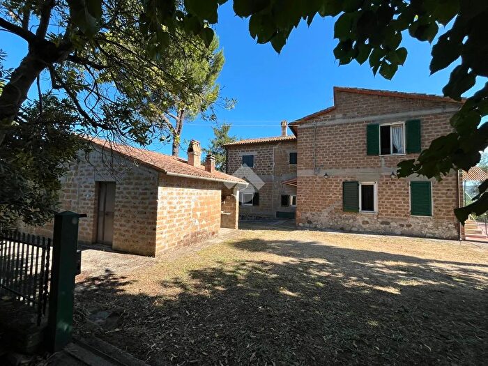 Casa con 8 locali in vendita in Strada del Riorso, Orvieto