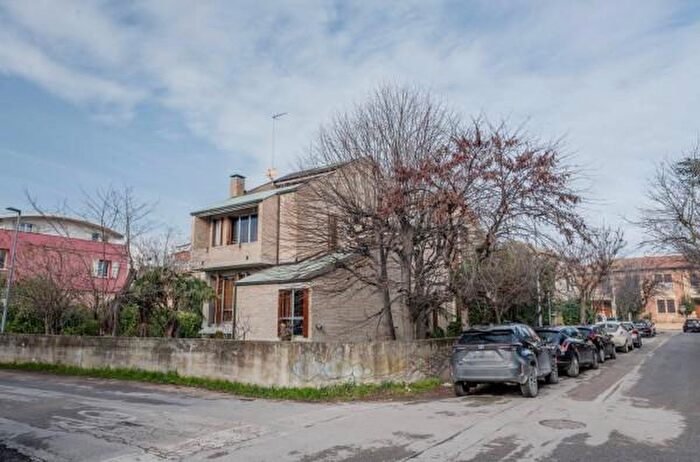 Casa con 6 locali in vendita in Fano