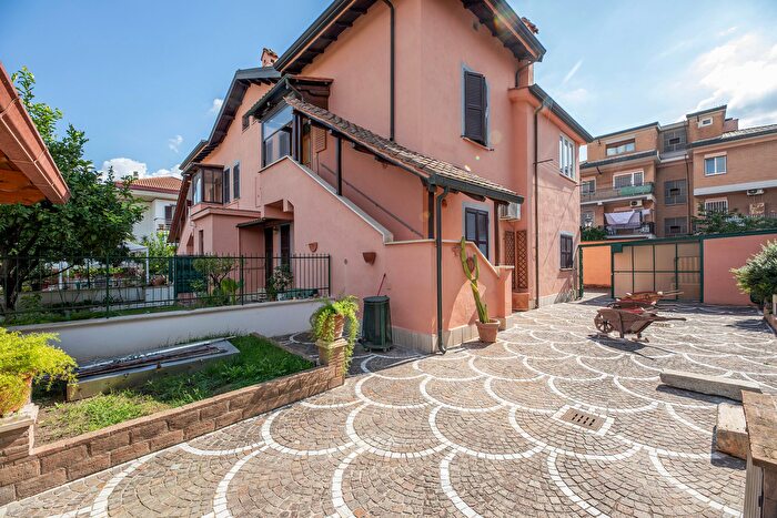 Casa con 5 locali in vendita in Via Corigliano Calabro, Roma