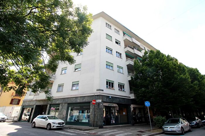 Appartamento trilocale in vendita in Viale Dante F, Novara