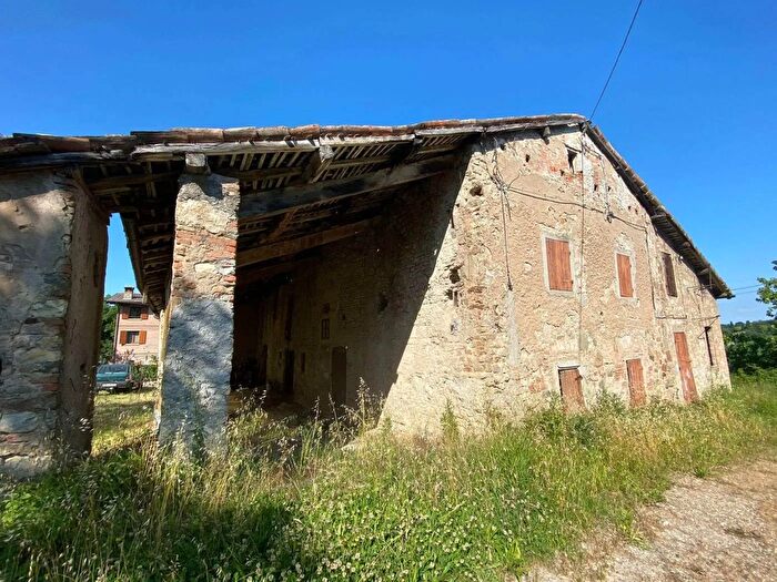 Casa con 10 locali in vendita in Albinea