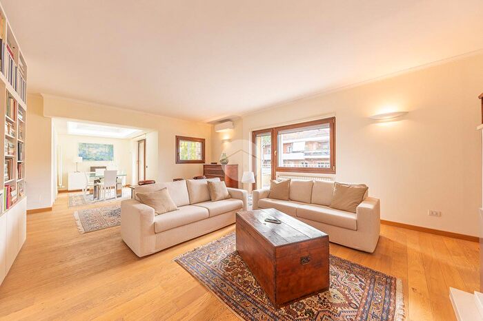 Appartamento quadrilocale in vendita in Viale Cortina dAmpezzo, Roma