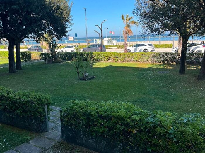 Appartamento quadrilocale in affitto in Lungomare Italia, Villa Rosa, Martinsicuro