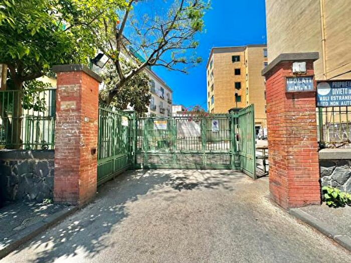 Appartamento trilocale in vendita in Via Saverio Altamura, Napoli