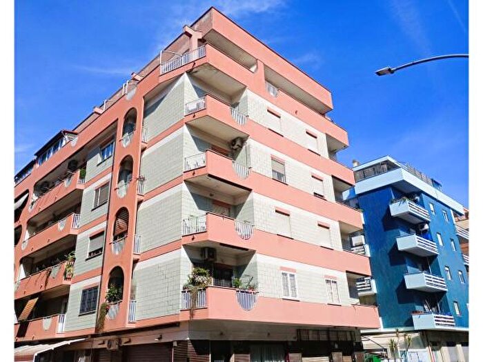 Appartamento trilocale in vendita in Via Costanzo Casana, Roma