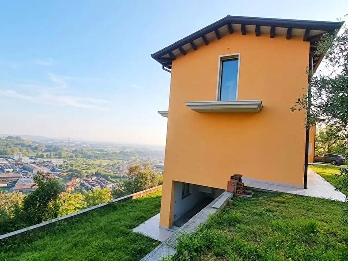 Casa con 6 locali in vendita in Bolano